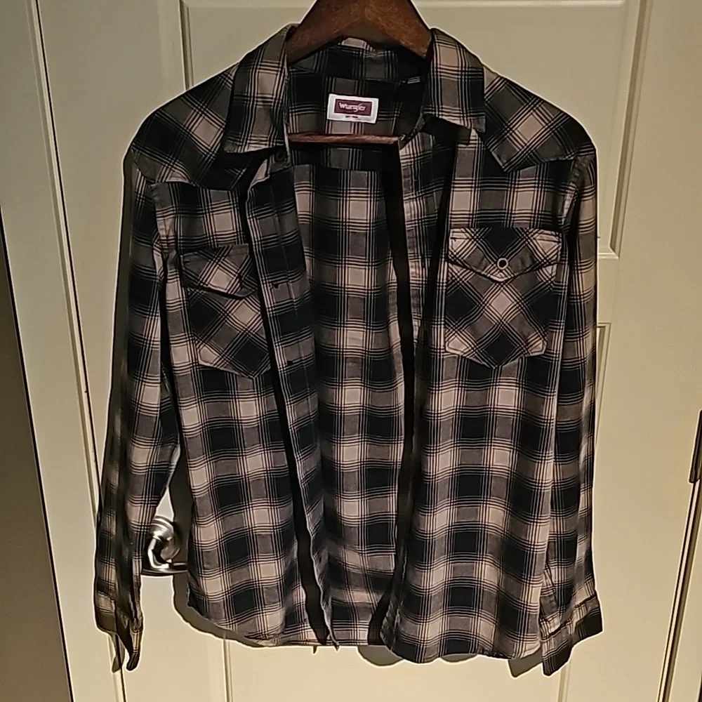 Wrangler Men's long sleeve button-up Navy and sand plaid. In like new condition - Picture 1 of 6